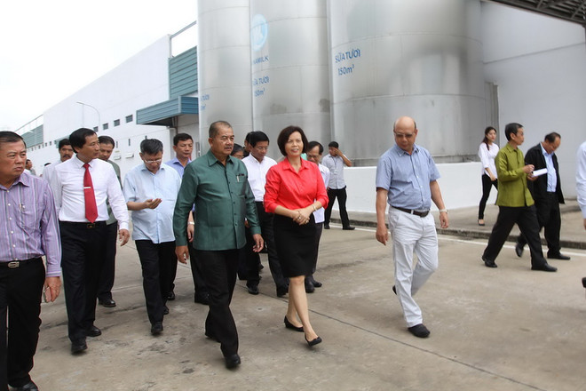 Đoàn đại biểu cấp cao Lào thăm và làm việc tại Nhà máy sữa Việt Nam ảnh 1