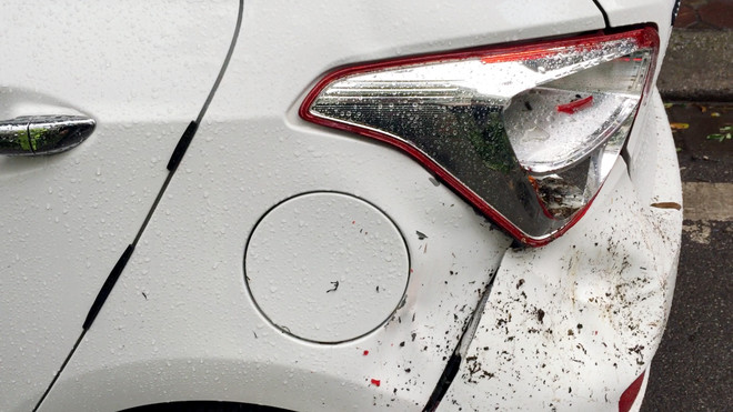 Hà Nội: Gió to làm cây đổ đè bẹp ôtô trên phố Phan Huy Chú ảnh 4