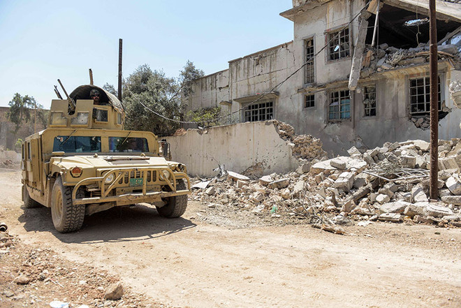 Binh sỹ Iraq làm nhiệm vụ trong chiến dịch chống IS tại al-Shifaa, Mosul ngày 15/6. (Nguồn: AFP/TTXVN) Iraq mở cuộc tấn công IS nhằm giành lại khu vực thành cổ tại Mosul ảnh 1