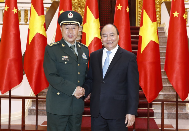 Thủ tướng Nguyễn Xuân Phúc, Ủy viên Bộ Chính trị, Thủ tướng Chính phủ tiếp Thượng tướng Phạm Trường Long, Ủy viên Bộ Chính trị, Phó Chủ tịch Quân ủy Trung ương Trung Quốc. (Ảnh: Thống Nhất/TTXVN) Cảnh giác trước những âm mưu chia rẽ quan hệ Việt Nam-Trung Quốc ảnh 1