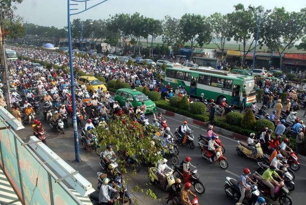 Dòng người khắp nơi về miền Tây đón Tết gây ùn tắc Quốc lộ 1 ảnh 1