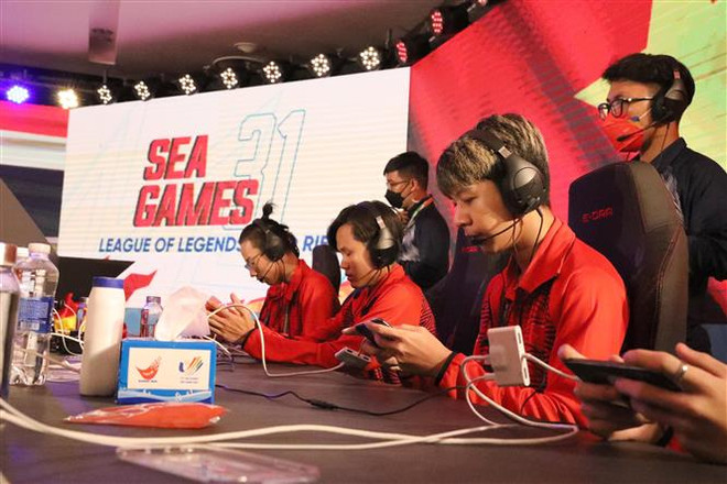Vận động viên đội tuyển Việt Nam thi đấu chung kết nội dung Liên minh huyền thoại: Tốc chiến. (Ảnh: Minh Đông/TTXVN) Tuyển Liên minh huyền thoại Việt Nam áp đảo hoàn toàn tại vòng bảng ảnh 1