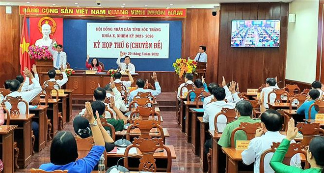 Đại biểu Hội đồng Nhân dân tỉnh Sóc Trăng biểu quyết thông qua nguồn vốn 1.000 tỷ đồng giải phóng mặt bằng dự án cao tốc Châu Đốc-Cần Thơ-Sóc Trăng. (Ảnh: Trung Hiếu/TTXVN) Bố trí 1.000 tỷ đồng cho tuyến cao tốc Châu Đốc-Cần Thơ-Sóc Trăng ảnh 1