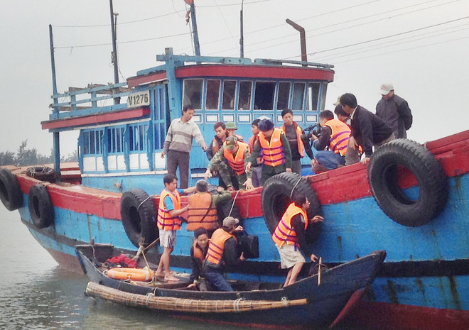 Vụ lật tàu trên biển Bình Thuận: Cả làng chài bàng hoàng sau tin dữ ảnh 1
