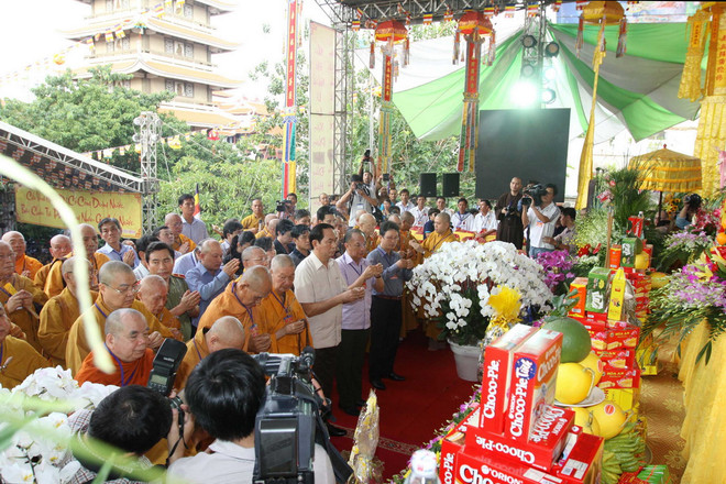 "Phát sốt" với phong cách thời trang của các sao nữ chuyển giới ảnh 6