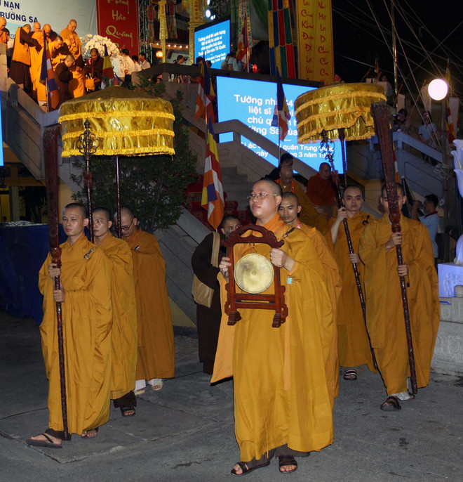 "Phát sốt" với phong cách thời trang của các sao nữ chuyển giới ảnh 1