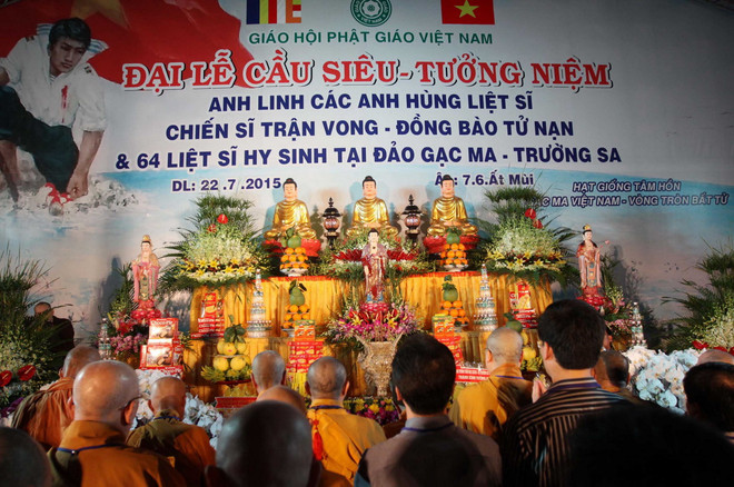 "Phát sốt" với phong cách thời trang của các sao nữ chuyển giới ảnh 2