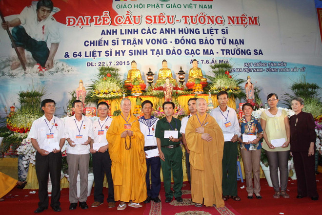 "Phát sốt" với phong cách thời trang của các sao nữ chuyển giới ảnh 11