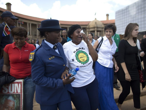 Công chúng xếp hàng viếng ông Nelson Mandela lần cuối ảnh 1