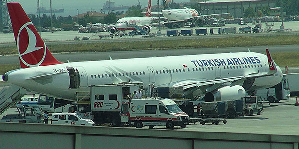 Máy bay Thổ Nhĩ Kỳ chở 332 người hạ cánh khẩn xuống Ba Lan ảnh 1