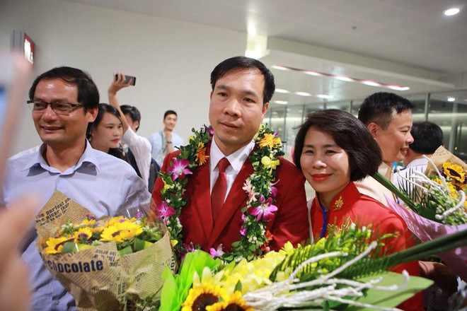 Hoàng Xuân Vinh về tới Nội Bài, hàng trăm người chào đón ảnh 1