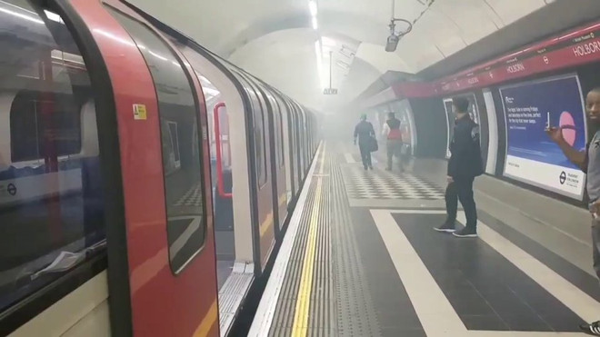  London: Tàu điện ngầm báo hỏa hoạn, sân ga bốc khói nghi ngút ảnh 1