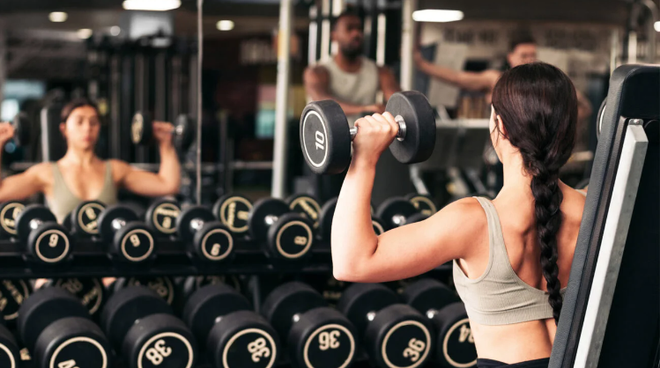 Tập luyện chéo, bao gồm việc đa dạng hóa các bài tập, sẽ giúp quá trình tập luyện của bạn luôn mới mẻ và thú vị. (Nguồn: Healthline) luyen tap 2.png