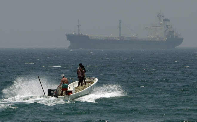 Ảnh tư liệu: Tàu của ngư dân di chuyển tại vùng biển ngoài khơi Fujairah, UAE, gần eo biển Hormuz, ngày 30/5/2012. (Nguồn: AP/TTXVN) UAE thận trọng trong đánh giá vụ tấn công tàu chở dầu ảnh 1