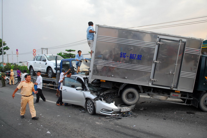 TP Hồ Chí Minh: Tai nạn liên hoàn, nhiều phương tiện hư hỏng nặng ảnh 1