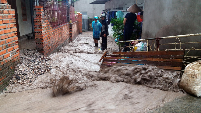 Nước chảy xiết kéo theo đất sỏi ngày 5/8 khiến việc đi lại của người dân phường Hồng Hải, thành phố Hạ Long (Quảng Ninh) gặp khó khăn. Ảnh minh họa. (Ảnh: Nguyễn Hoàng/TTXVN) Nước vịnh Hạ Long chuyển màu đỏ ngầu sau cơn mưa sáng 14/8 ảnh 1