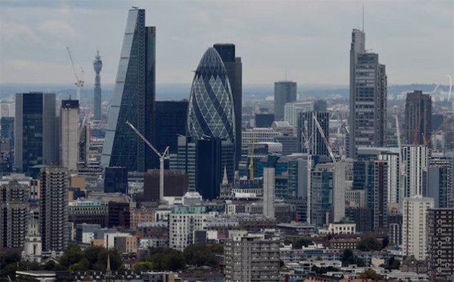 Tại Anh, nợ công cũng tăng lên 104% GDP trong năm nay. (Ảnh: Reuters/TTXVN) no cong toan cau 3.jpg