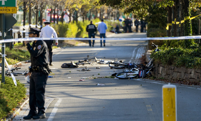 Tấn công bằng xe tải ở New York: 8 người chết, hơn 10 người bị thương ảnh 1