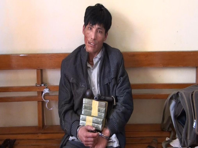 Bắt đối tượng sử dụng vũ khí nóng vận chuyển 5 bánh heroin ảnh 1