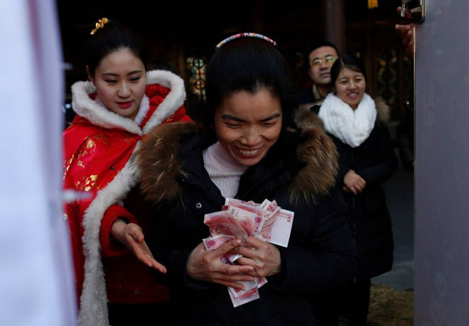 [Photo] Trung Quốc dùng tiền để "mua chuộc" khách du lịch ảnh 4