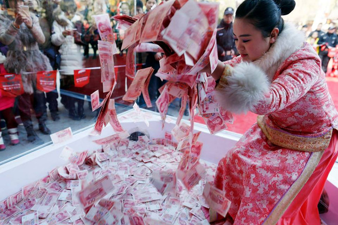 [Photo] Trung Quốc dùng tiền để "mua chuộc" khách du lịch ảnh 1