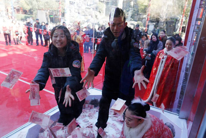 [Photo] Trung Quốc dùng tiền để "mua chuộc" khách du lịch ảnh 3