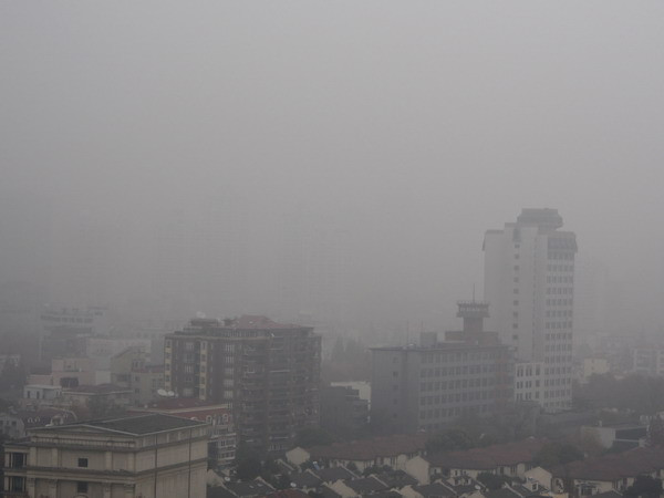 Khói bụi độc hại bao trùm hàng chục thành phố ở Trung Quốc ảnh 1