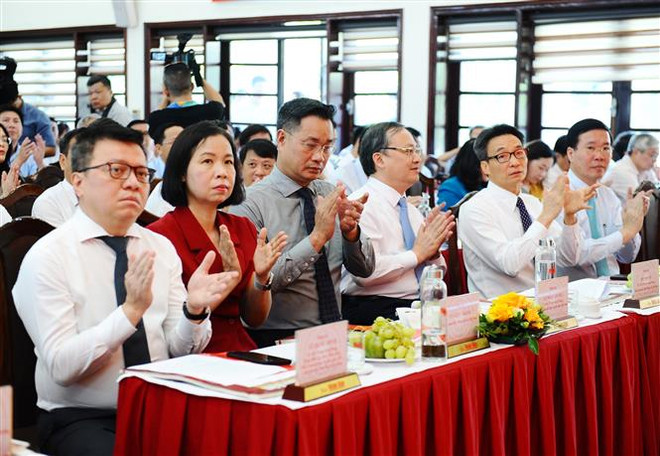 Thường trực Ban Bí thư Võ Văn Thưởng, Trưởng Ban Tuyên giáo Trung ương Nguyễn Trọng Nghĩa, Phó Thủ tướng Vũ Đức Đam cùng lãnh đạo các cơ quan báo chí dự lễ phát động. (Ảnh: Minh Đức/TTXVN) Thi đua "Xây dựng môi trường văn hóa trong các cơ quan báo chí" ảnh 7