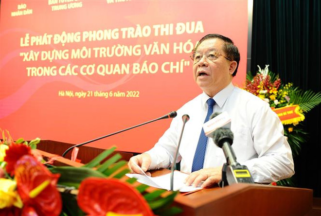 Trưởng Ban Tuyên giáo Trung ương Nguyễn Trọng Nghĩa phát biểu chỉ đạo và chúc mừng các cơ quan báo chí nhân dịp kỷ niệm 97 năm Ngày Báo chí cách mạng Việt Nam. (Ảnh: Minh Đức/TTXVN) Thi đua "Xây dựng môi trường văn hóa trong các cơ quan báo chí" ảnh 8