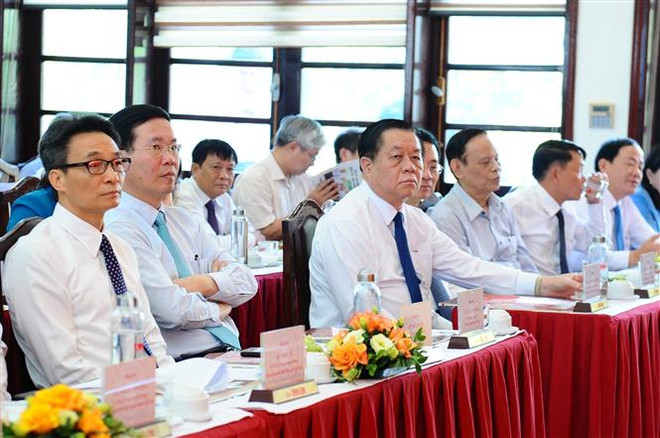 Thường trực Ban Bí thư Võ Văn Thưởng, Trưởng Ban Tuyên giáo Trung ương Nguyễn Trọng Nghĩa, Phó Thủ tướng Vũ Đức Đam cùng nhiều lãnh đạo cơ quan báo chí tới dự. (Ảnh: Minh Đức/TTXVN) Thi đua "Xây dựng môi trường văn hóa trong các cơ quan báo chí" ảnh 2