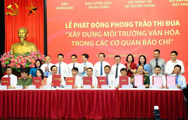 Lãnh đạo các cơ quan báo chí ký giao ước thực hiện phong trào thi đua. (Ảnh: Minh Đức/TTXVN) Thi đua "Xây dựng môi trường văn hóa trong các cơ quan báo chí" ảnh 1