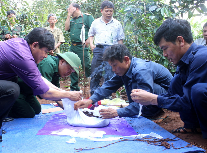 Tìm thấy hài cốt liệt sỹ tại bốn hố chôn tập thể ở Bình Dương ảnh 1