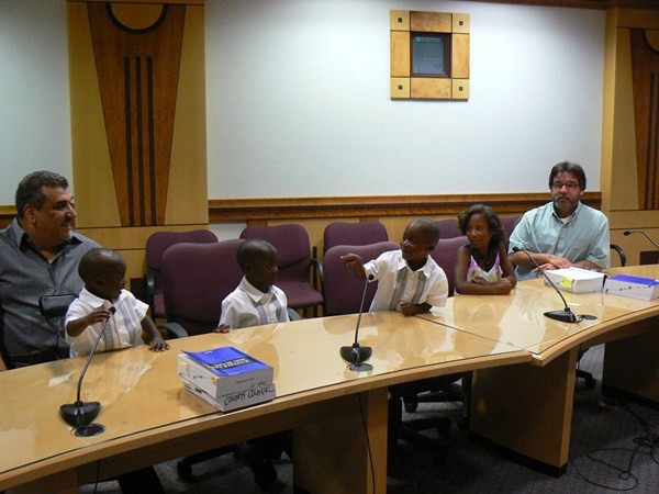 Rơi nước mắt cảnh con nuôi lần đầu "nhập gia" gặp bố mẹ ảnh 5