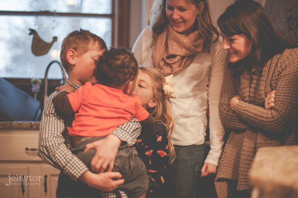 Rơi nước mắt cảnh con nuôi lần đầu "nhập gia" gặp bố mẹ ảnh 6