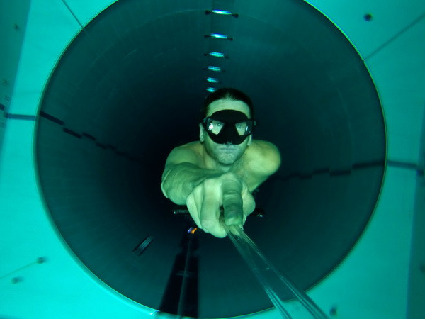 "Đứng tim" khi ghé thăm bể bơi sâu nhất trên thế giới ảnh 1