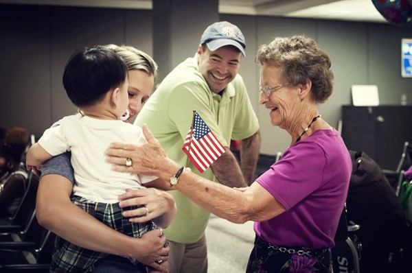 Rơi nước mắt cảnh con nuôi lần đầu "nhập gia" gặp bố mẹ ảnh 15