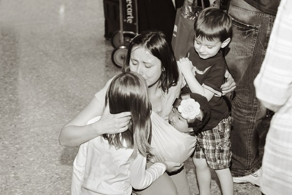 Rơi nước mắt cảnh con nuôi lần đầu "nhập gia" gặp bố mẹ ảnh 27