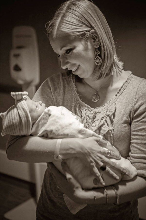 Rơi nước mắt cảnh con nuôi lần đầu "nhập gia" gặp bố mẹ ảnh 10