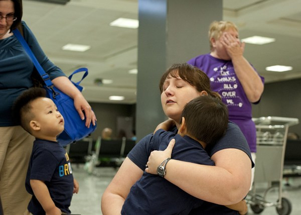 Rơi nước mắt cảnh con nuôi lần đầu "nhập gia" gặp bố mẹ ảnh 2