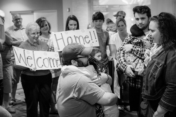 Rơi nước mắt cảnh con nuôi lần đầu "nhập gia" gặp bố mẹ ảnh 3