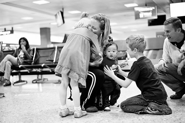 Rơi nước mắt cảnh con nuôi lần đầu "nhập gia" gặp bố mẹ ảnh 18