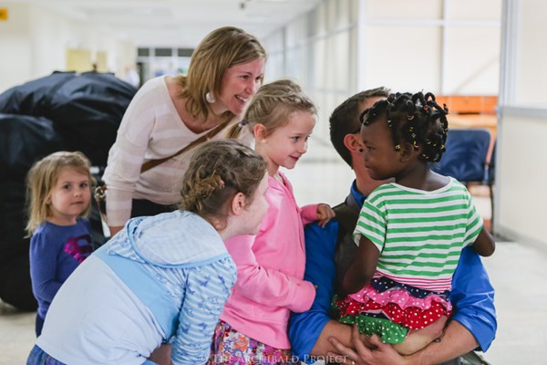 Rơi nước mắt cảnh con nuôi lần đầu "nhập gia" gặp bố mẹ ảnh 4