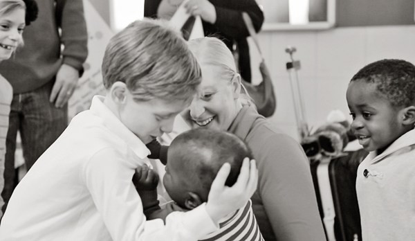 Rơi nước mắt cảnh con nuôi lần đầu "nhập gia" gặp bố mẹ ảnh 14