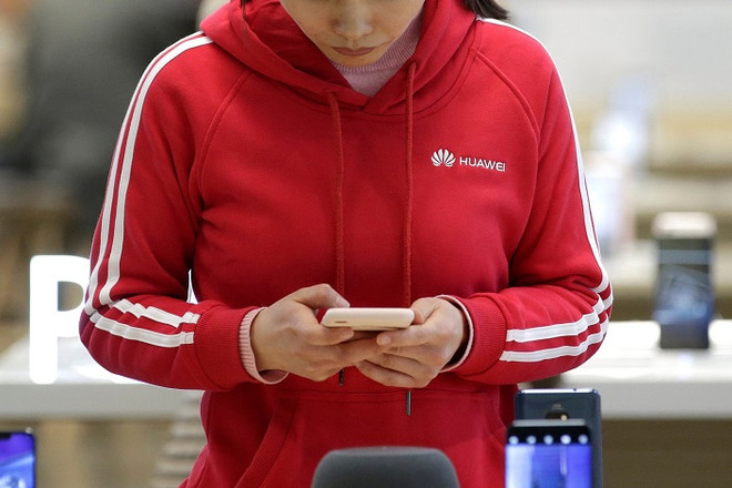 Huawei hạ cấp và lương nhân viên dùng iPhone để gửi lời chúc năm mới ảnh 1