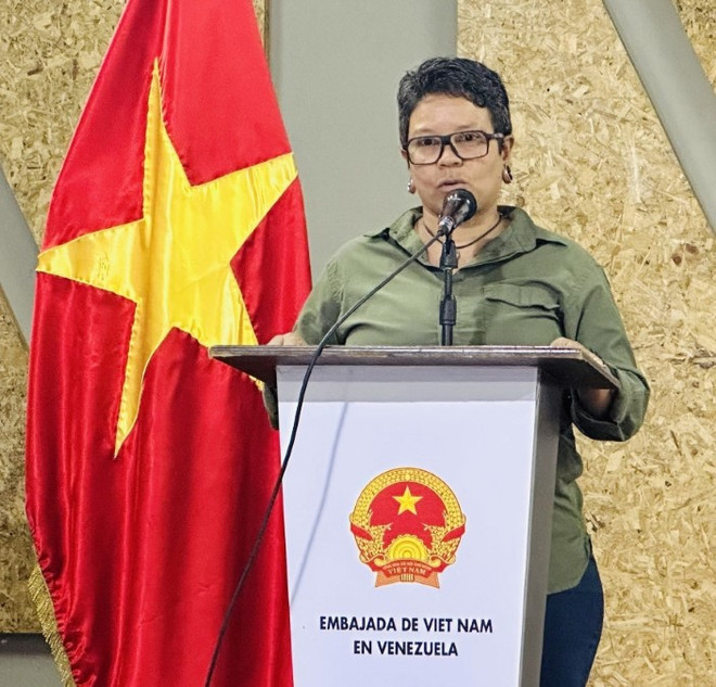Bà Érika Farías Peña, Chủ tịch Mặt trận Francisco Miranda phát biểu tại buổi lễ. (Ảnh: Đại sứ quán cung cấp/TTXVN phát) viet nam_venezuela 1.jpg