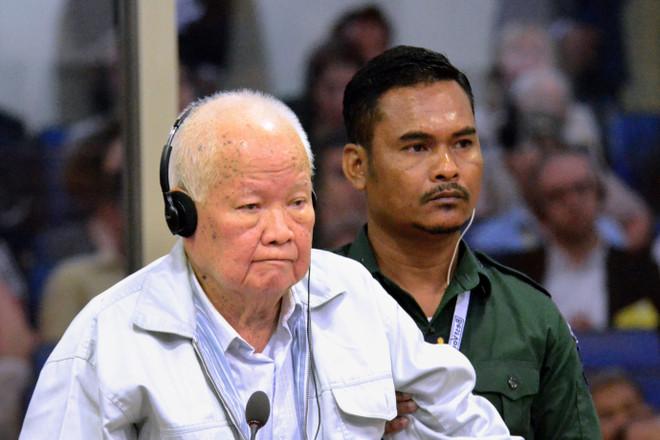 Cựu lãnh đạo Khơme Đỏ Khieu Samphan (trái) tại phiên xét xử của tòa án ECCC ở Phnom Penh ngày 16/11/2018. (Nguồn: AFP/TTXVN) Campuchia xuất bản sách giáo dục về tội ác diệt chủng Khmer Đỏ ảnh 1