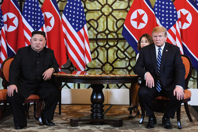 Tổng thống Mỹ Donald Trump (phải) và Chủ tịch Triều Tiên Kim Jong-un tại Hội nghị thượng đỉnh Mỹ-Triều lần hai tại Hà Nội ngày 28/2/2019. (Nguồn: AFP/TTXVN) Báo Nhật: Cơ hội đối thoại về hạt nhân Triều Tiên có thể biến mất ảnh 1