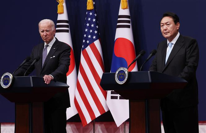 Ông Yoon Suk-yeol (phải) trong cuộc họp báo chung với người đồng nhiệm Mỹ Joe Biden đang trong chuyến thăm Seoul, hồi tháng 5/2022. (Ảnh: Yonhap/TTXVN) Tổng thống Hàn Quốc Yoon Suk-yeol sẽ tham dự các hội nghị ASEAN và G20 ảnh 1