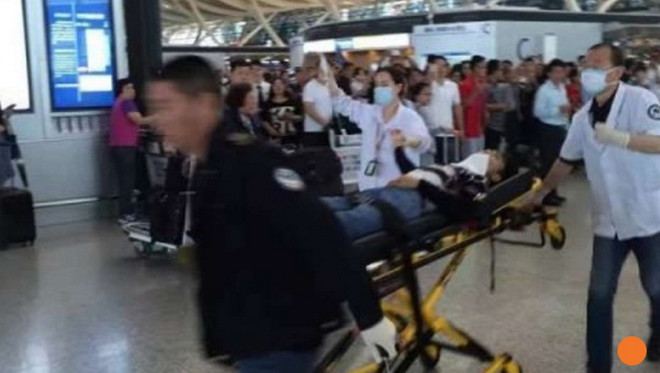 Cấp cứu một người bị thương trong vụ nổ ở sân bay Thượng Hải. (Nguồn: scmp.com) Nổ kinh hoàng tại sân bay Thượng Hải, nhiều người bị thương ảnh 1