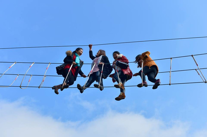 [Photo] Trải nghiệm cầu dây thừng cảm giác mạnh ngay trên đồi chè ảnh 4